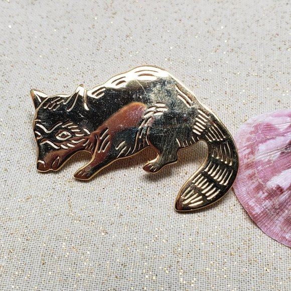 Vintage raccoon trash panda gold plated metal pin - Picture 1 of 2